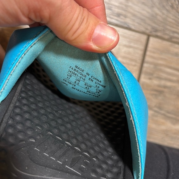 WOMAN’S NIKE BENASSI SLIDES TURQUOISE TEAL YELLOW & BLACK SIZE 11 - Picture 2 of 5